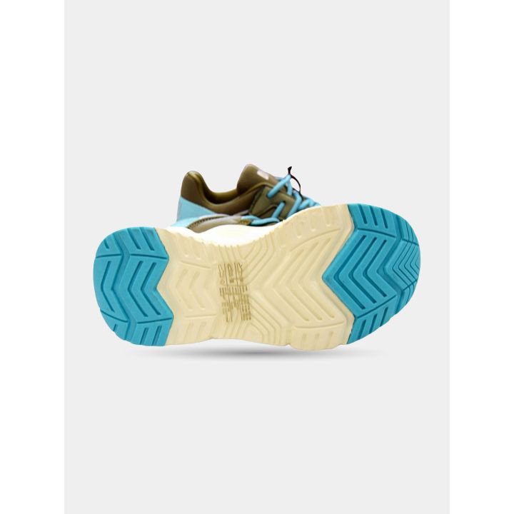 Suola delle sneakers Diesel color panna con fondo azzurro