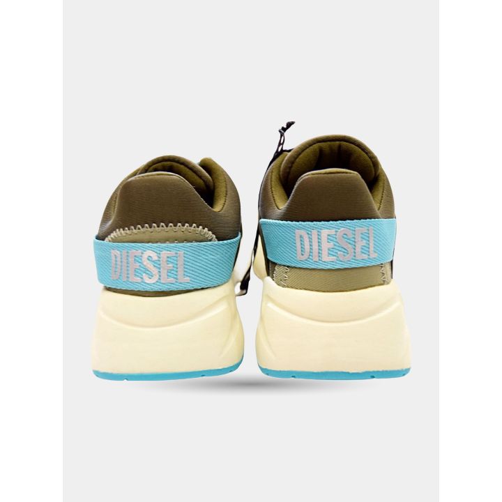 Retro delle sneakers con fascia azzurra e scritta Diesel sul tallone