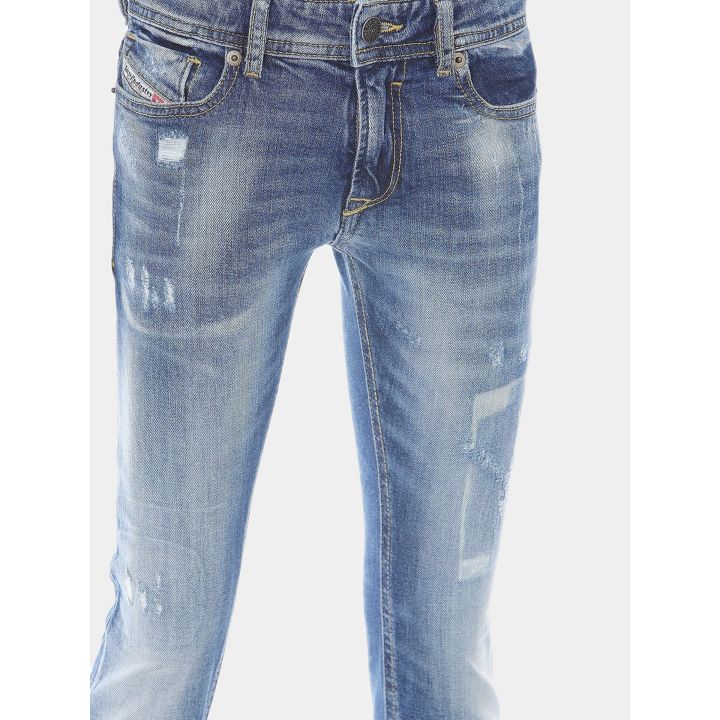 Dettaglio delle micro rotture e delle abrasioni sul jeans skinny blu