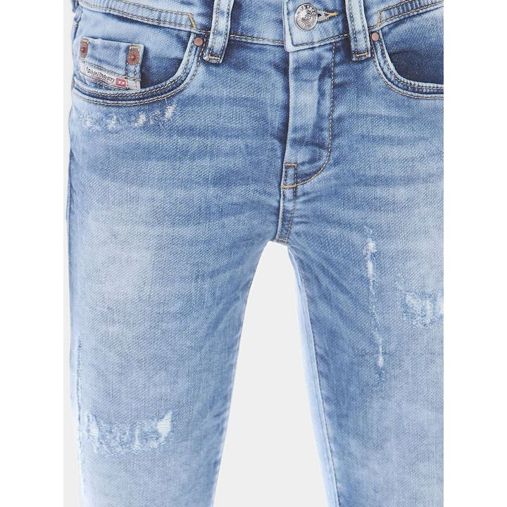 Dettaglio delle abrasioni e del taschino sul jeans flare Diesel
