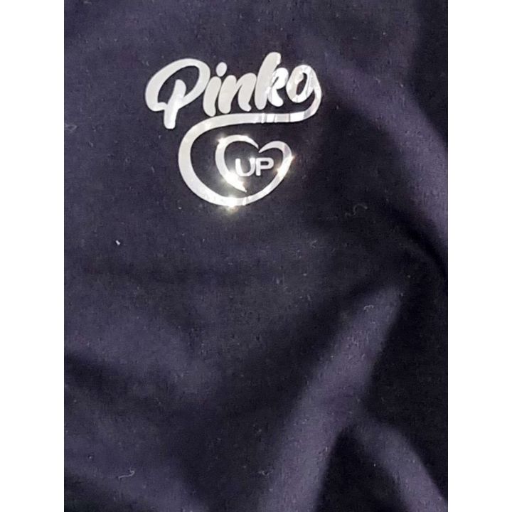 Dettaglio del logo Pinko Up argento lucido sul petto dell'abito felpa