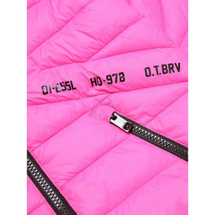 Dettaglio delle scritte nere e della tasca con zip sul piumino fucsia