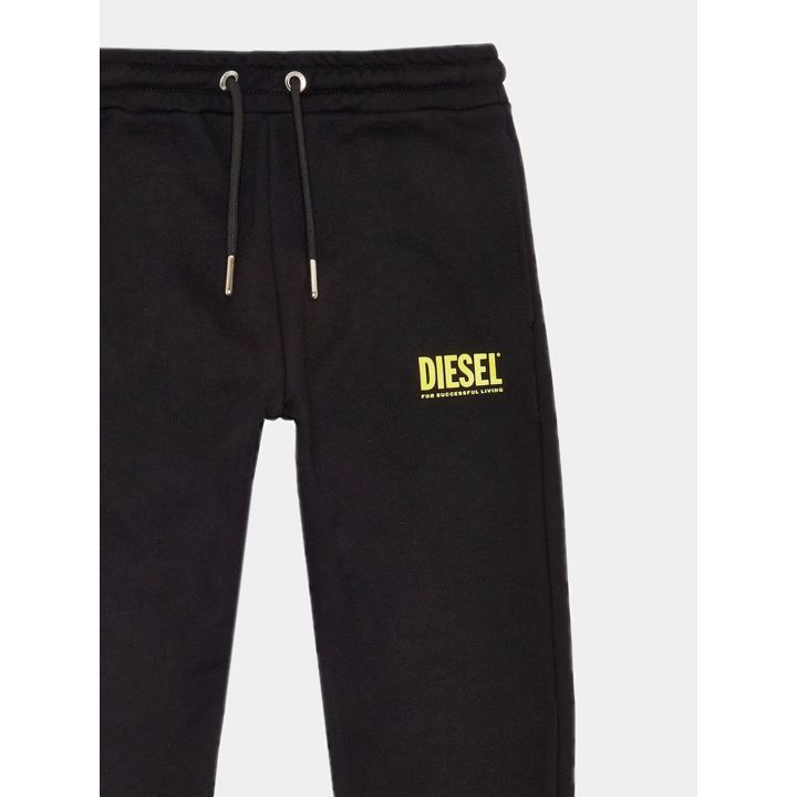 Dettaglio della coulisse e del logo Diesel giallo sui pantaloni tuta