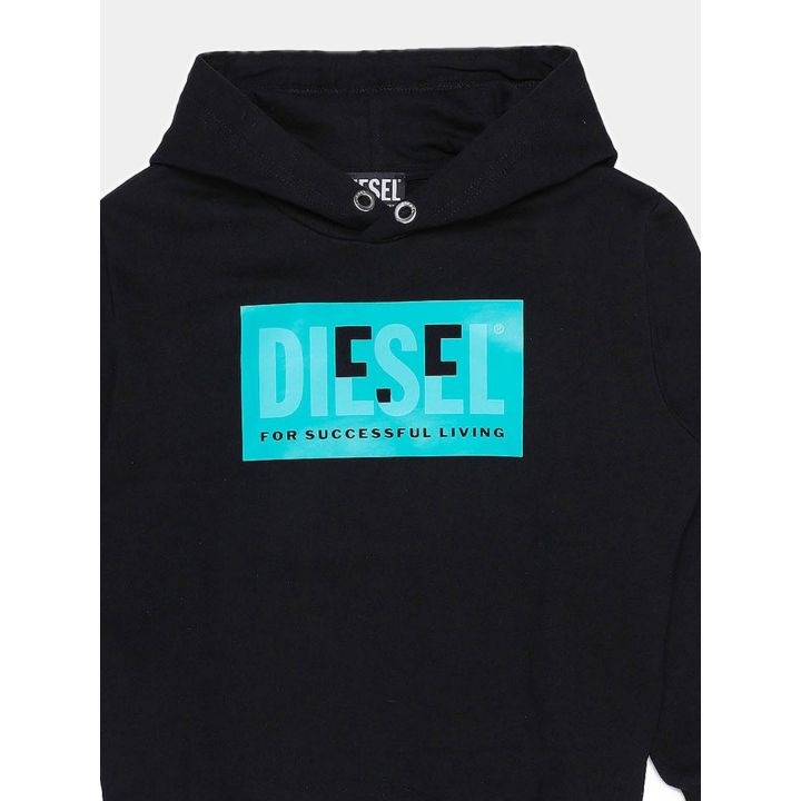 Dettaglio del logo Diesel nel riquadro turchese sulla felpa nera