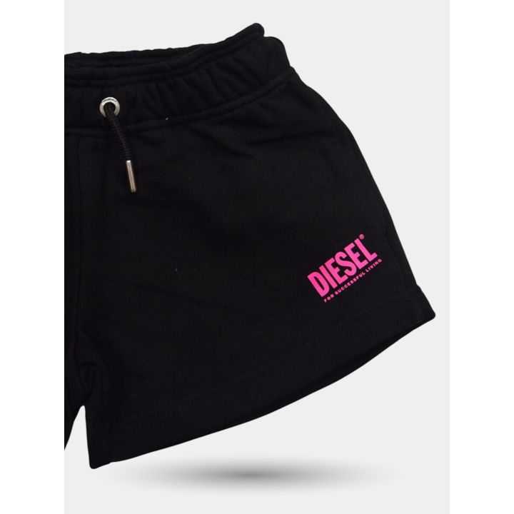 Dettaglio del logo Diesel fucsia fluo e della coulisse