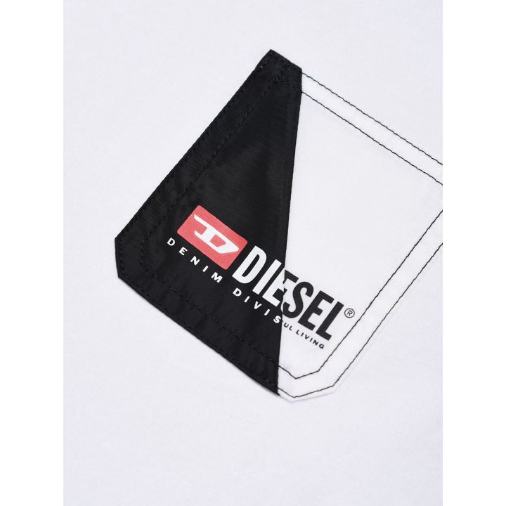 Dettaglio del taschino bicolore nero e bianco con logo Diesel