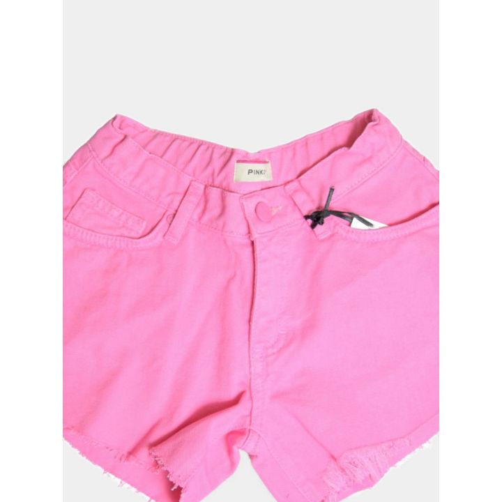 Dettaglio del bottone e delle tasche degli shorts di jeans rosa