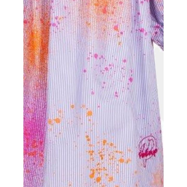 Dettaglio delle righe sottili con schizzi di colore e ricamo fucsia