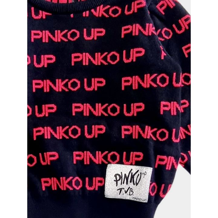 Dettaglio della toppa glitter Pinko Up T.V.B. sul maglione nero