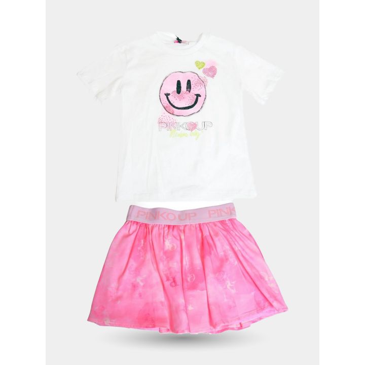 Completo Pinko con t-shirt bianca a smile rosa e gonna rosa, vista frontale