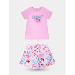 Completo Pinko con t-shirt rosa e shorts a scritte graffiti, vista frontale