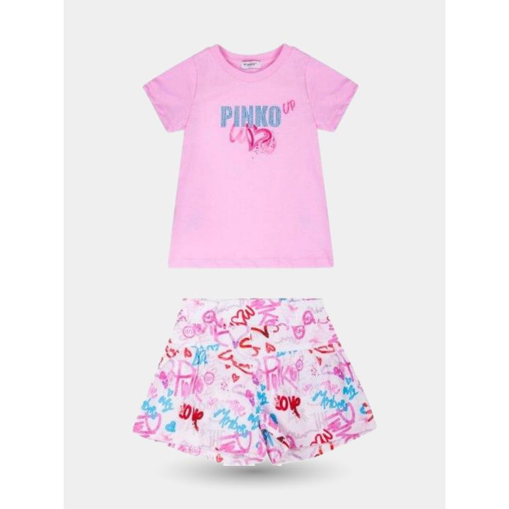 Completo Pinko con t-shirt rosa e shorts a scritte graffiti, vista frontale