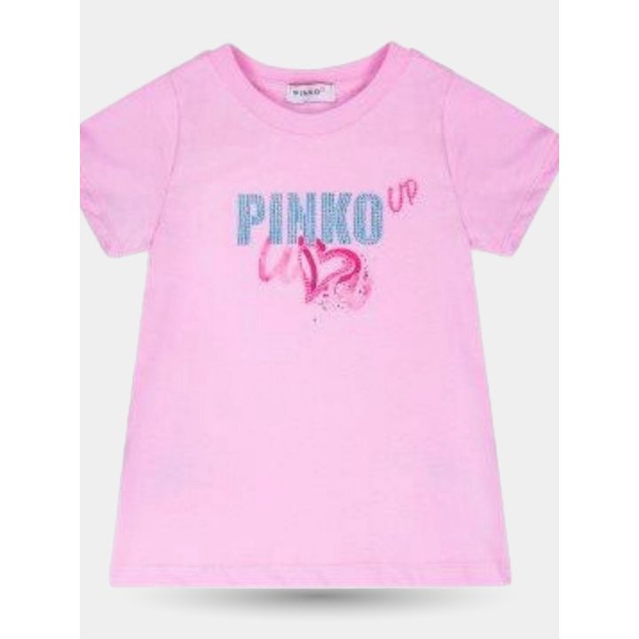 Dettaglio del logo Pinko in brillantini azzurri sulla t-shirt rosa