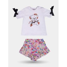 Completo Pinko con t-shirt bianca a fiocchi neri e pantaloncino a balze, vista frontale