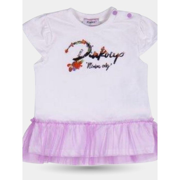 Dettaglio della t-shirt bianca con logo fiorito e balza in tulle lilla