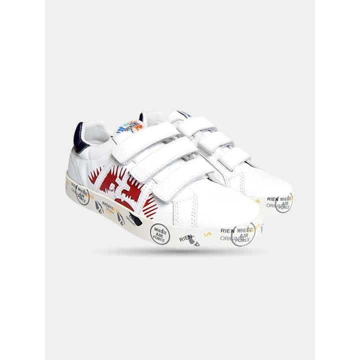 Sneakers Premiata bianche con tre strappi viste di tre quarti