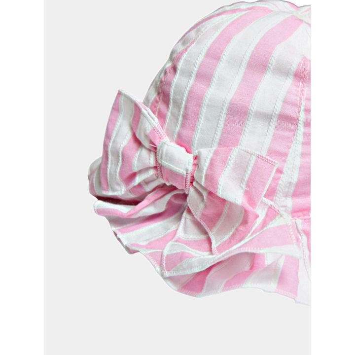 Dettaglio del fiocco a righe rosa e bianche sul cappellino