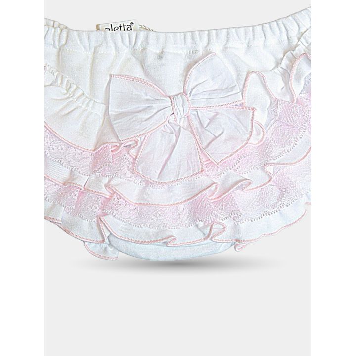 Dettaglio del fiocco bianco profilato di rosa e del pizzo rosa