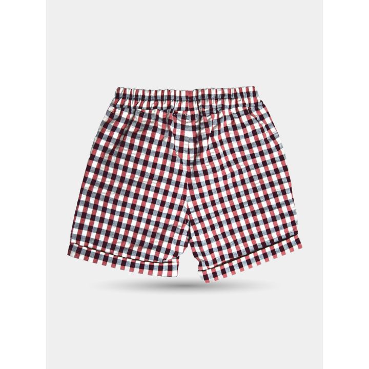 Retro dei pantaloncini a quadretti rossi e bianchi con fondo risvoltato