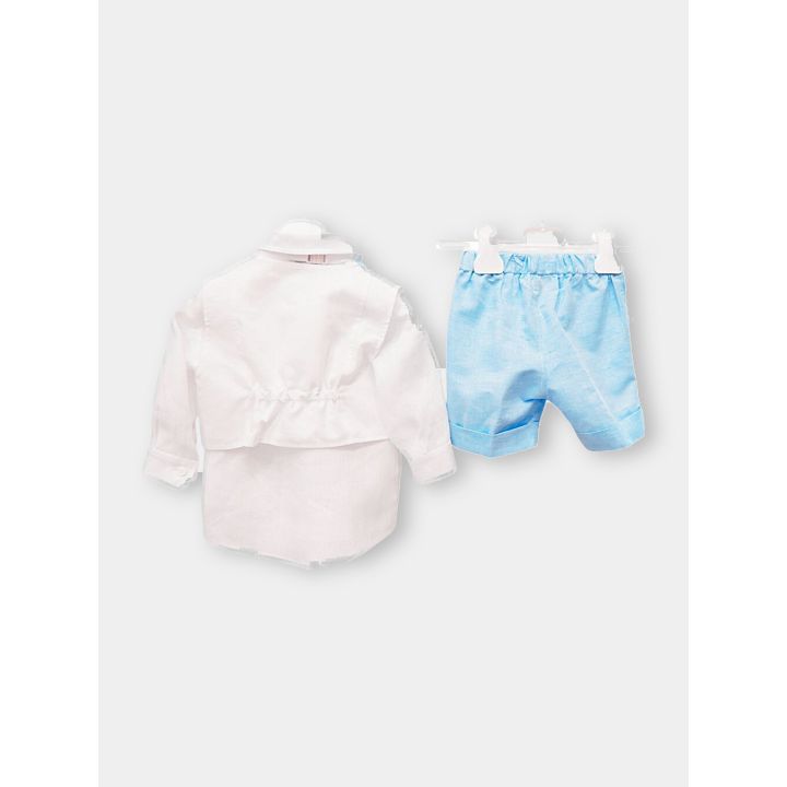 Retro del gilet bianco con arricciatura in vita e del pantaloncino azzurro