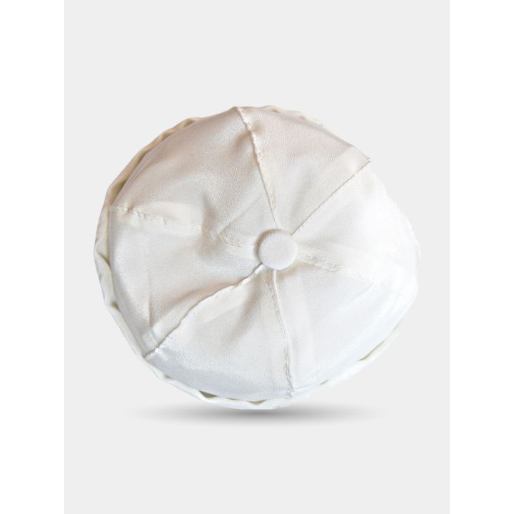 Cappello bianco visto dall'alto con spicchi e bottoncino ricoperto al centro