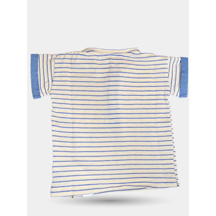 Retro della t-shirt a righe azzurre con maniche a risvolto azzurro