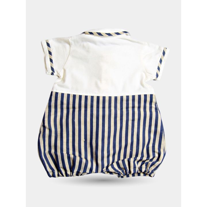 Retro della tutina corta bianca e a righe blu con gambe a palloncino