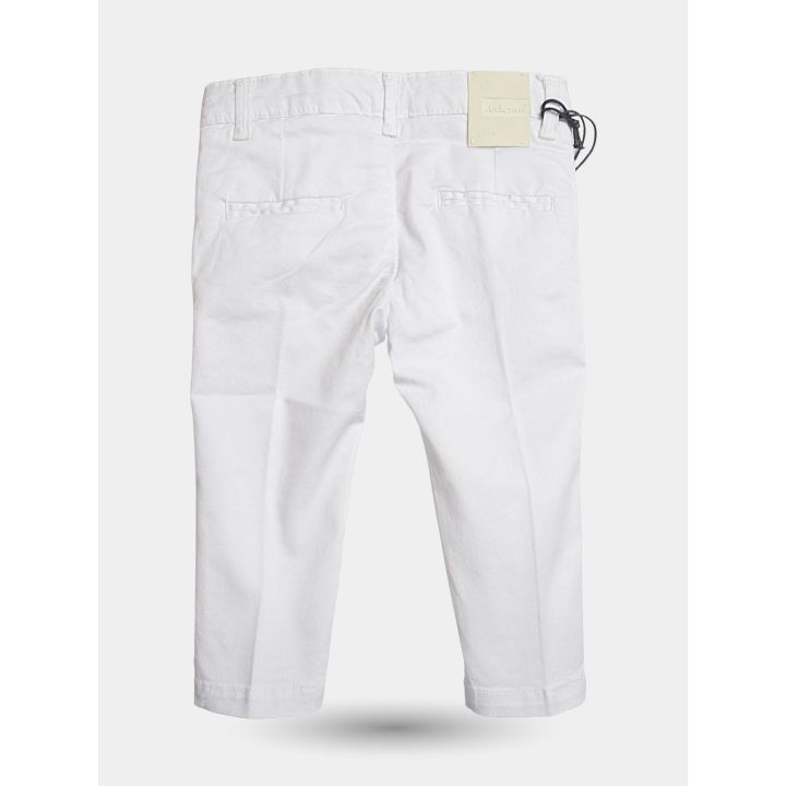 Retro dei pantaloni chino bianchi con tasche a filetto ed etichetta