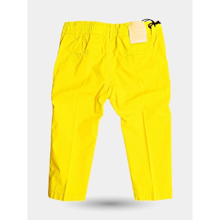 Retro dei pantaloni gialli con elastico in vita ed etichetta