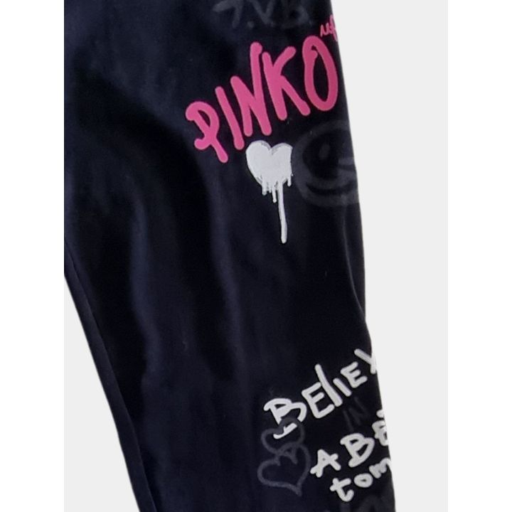 Dettaglio del logo Pinko fucsia e del cuore bianco effetto graffiti