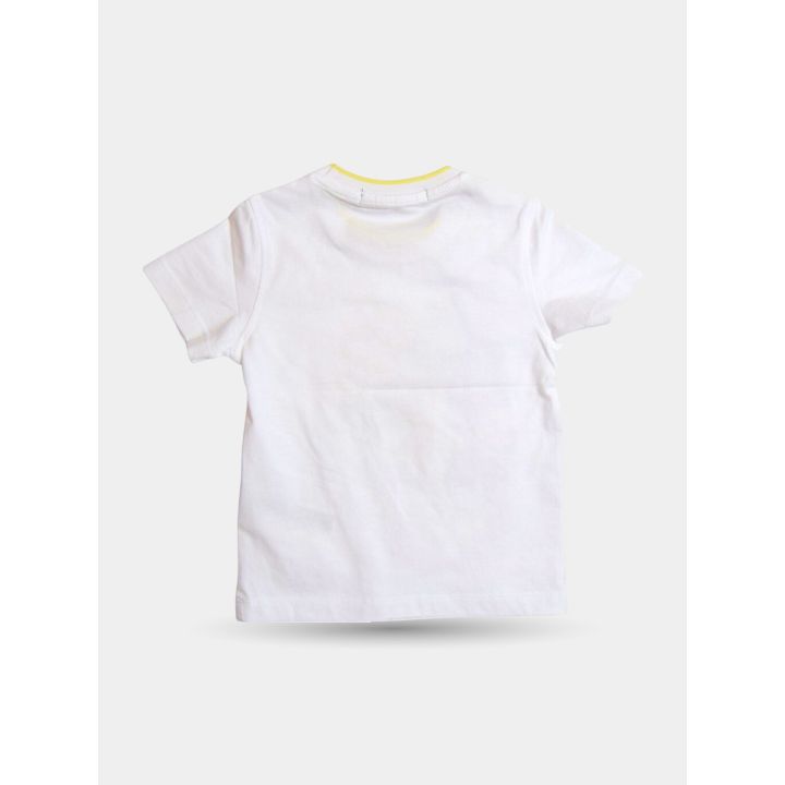 Retro della t-shirt bianca con bordino giallo al collo
