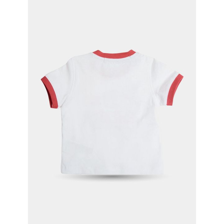 Retro della t-shirt bianca con bordini rossi al collo e alle maniche