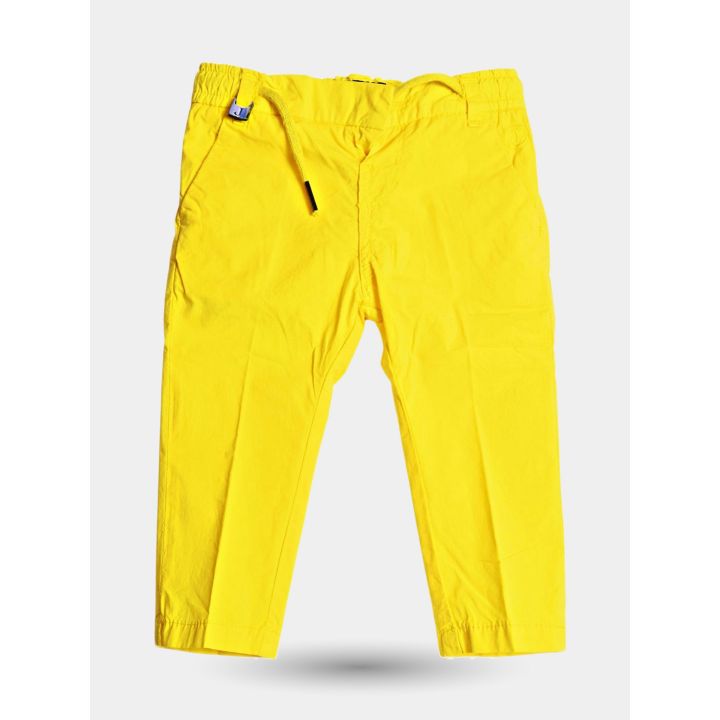 Pantaloni chino Jeckerson gialli da neonato vista frontale, laccio in vita