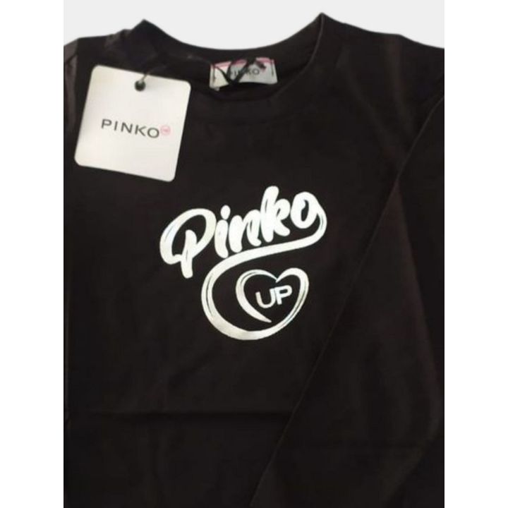 Dettaglio del logo Pinko Up argento con cuore sulla t-shirt nera
