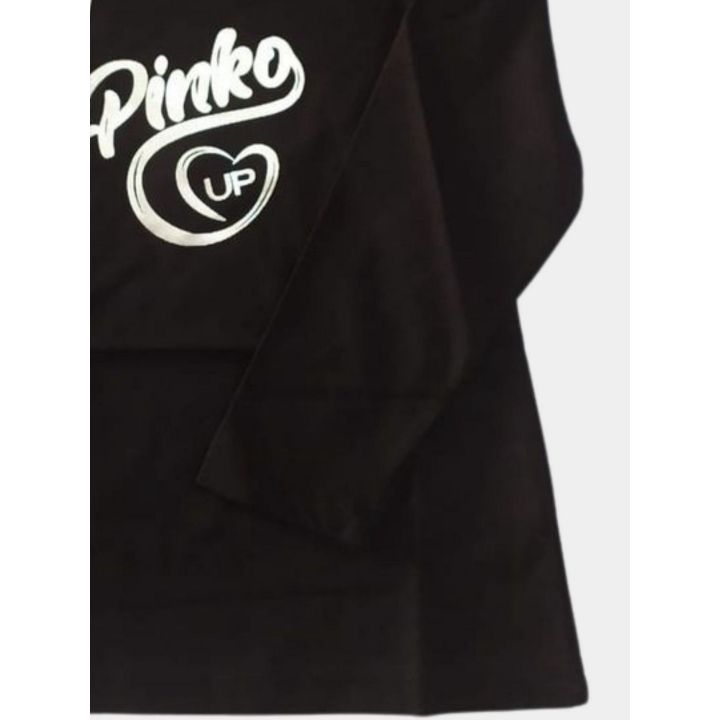 Particolare del logo argento e della manica lunga della t-shirt nera