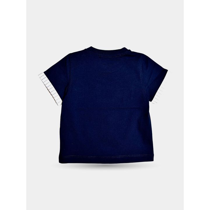 Retro della t-shirt blu con maniche a risvolto rigato