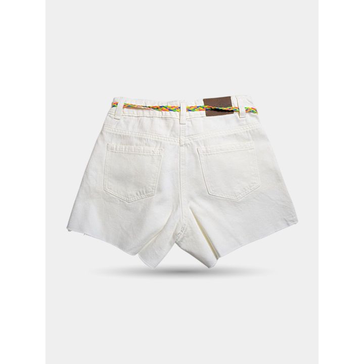 Retro dei pantaloncini beige con tasche ed etichetta del marchio