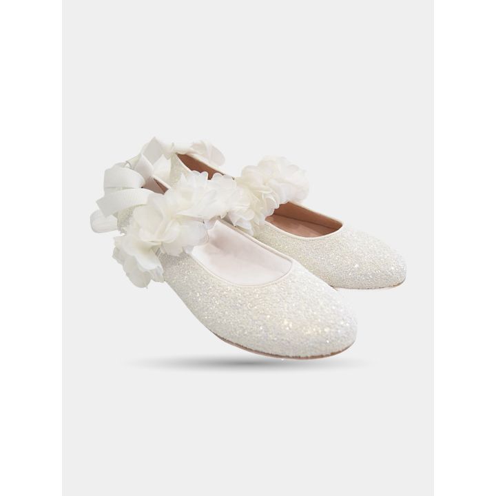 Paio di ballerine Oca Loca bianche glitter viste di tre quarti con fiori