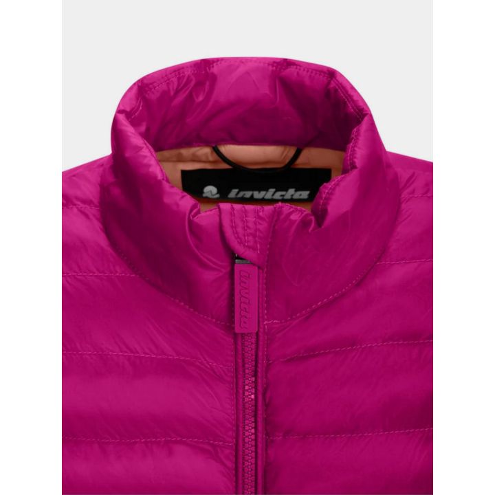 Dettaglio del collo alto con l'etichetta Invicta e la fodera rosa chiaro