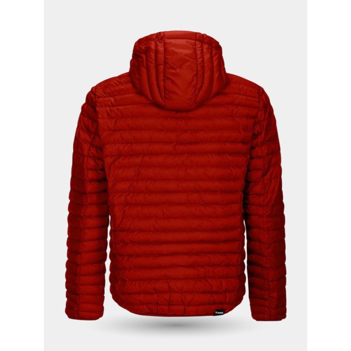 Retro del piumino rosso trapuntato con cappuccio ed etichetta sul fondo