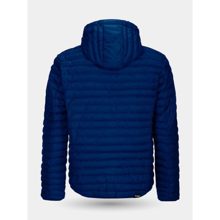 Retro del piumino blu trapuntato con cappuccio ed etichetta sul fondo