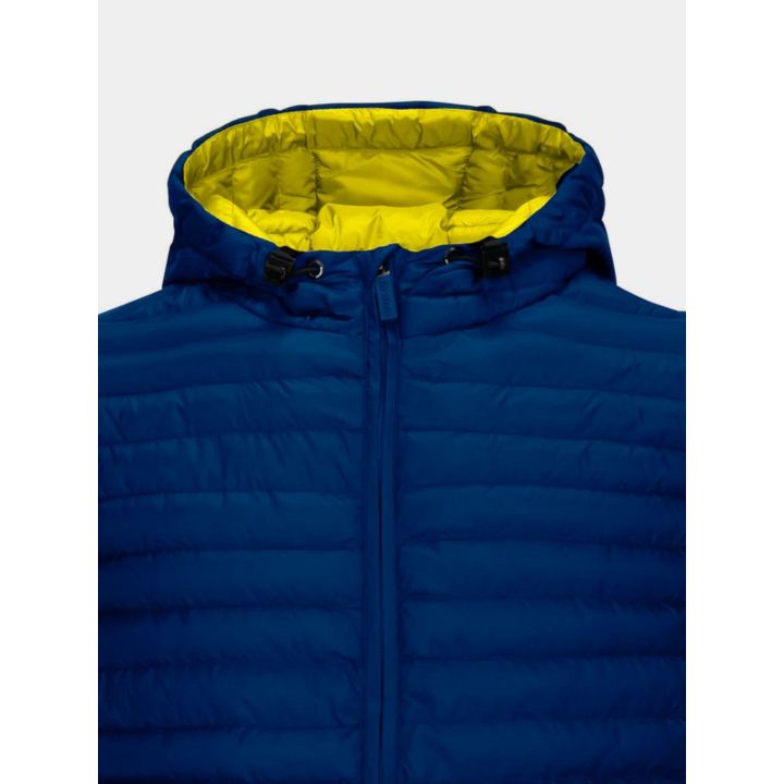 Dettaglio del cappuccio con fodera gialla, coulisse e zip blu