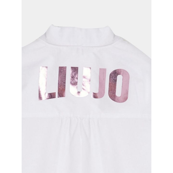 Dettaglio della scritta Liu Jo rosa metallizzata sul retro della camicia