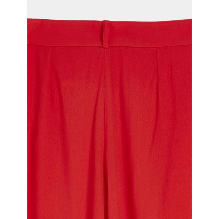 Dettaglio del retro in vita dei pantaloni rossi con passante