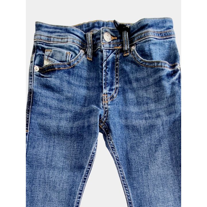 Dettaglio del davanti del jeans Diesel blu con bottone e taschino