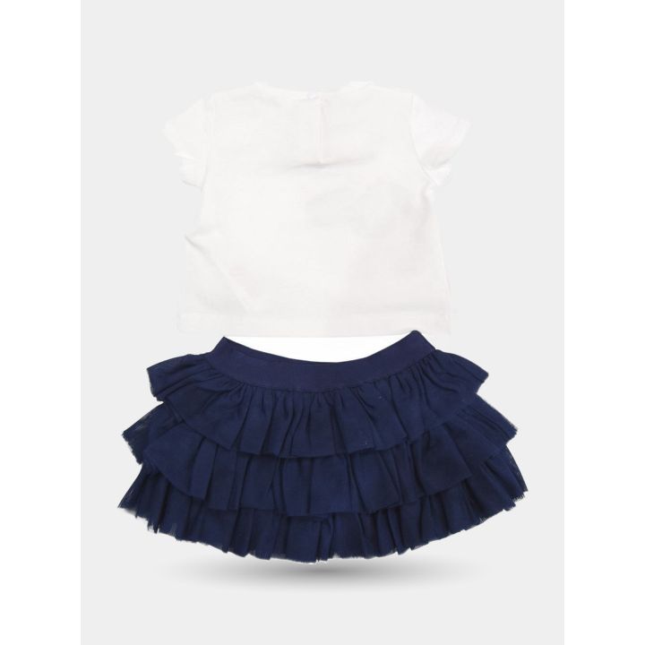 Retro del completo con t-shirt bianca e pantaloncino blu a tre balze