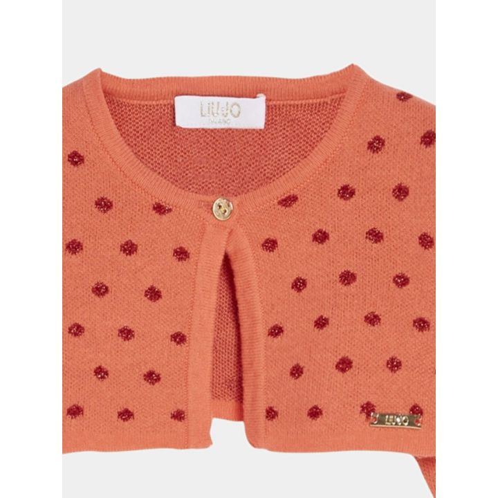 Dettaglio del collo e della placchetta logo Liu Jo sul cardigan a pois