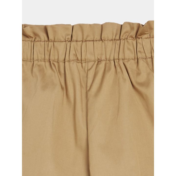 Dettaglio dell'elastico arricciato in vita sul retro degli shorts marroni