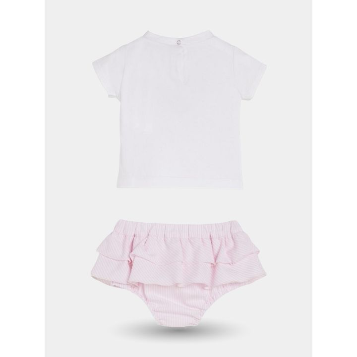 Retro del completo con t-shirt bianca e culotte rosa a balze