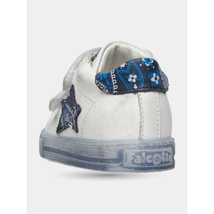 Retro delle sneakers bianche con talloncino a stampa bandana